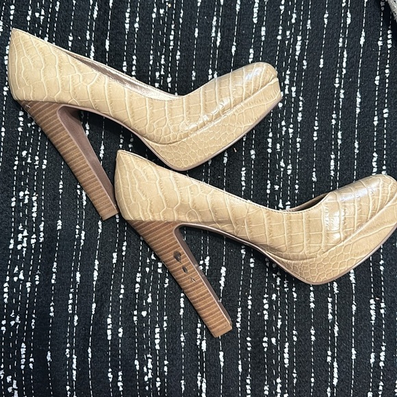 BCBGeneration yellow tan snake skin platform pump round toe - Picture 3 of 9